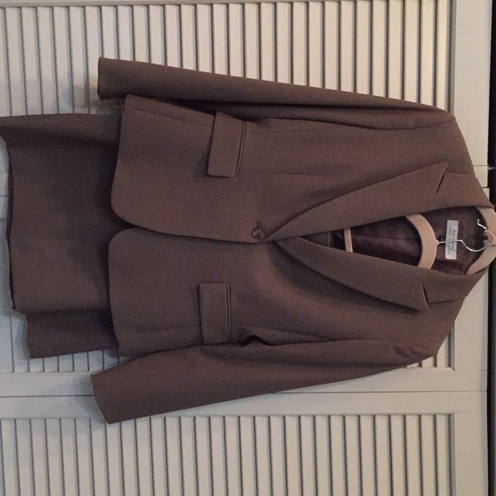 Tahari skirt suit
